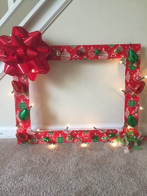 Christmas Party Friends, Grinch Whoville, Christmas Party Ideas For Teens, Diy Christmas Party, Christmas Party Photo, Adult Christmas Party, Whoville Christmas, Christmas Photo Frame, Work Christmas Party