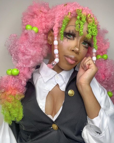 Black Demon Slayer Cosplay, Mitsuri Inspired Hair, Mitsuri Cosplay Makeup, Mitsuri Kanroji Makeup, Black Cosplay Ideas, Black Anime Cosplay, Mitsuri Makeup, Black Woman Cosplay, Cosplay Black Women