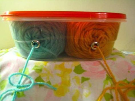 Plastic container | Clever Yarn Bowl Craft Ideas To Keep Your Knitting from Knotting Yarn Bowl Craft, Diy Yarn Holder, Projek Mengait, Balls Of Yarn, Yarn Organization, Yarn Holder, Confection Au Crochet, Diy Yarn, Yarn Storage