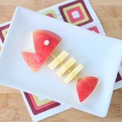 apple fish snack.    Could use a combination of fruits like Apples for the head & tail & bananas for the inner body. Another idea might be to use Watermelon! Fish Snacks, Fruit Kebabs, Apple Snacks, Kid Snacks, Food Art For Kids, Food Carving, Snacks Für Party, Fun Kids Food, Healthy Meals For Kids