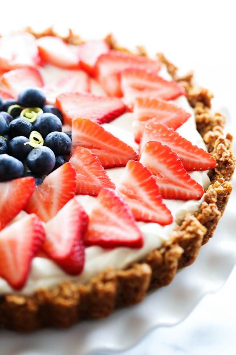 Granola Crust, Breakfast Tart, Fresh Fruit Tart, Breakfast Fruit, Fruit Tart Recipe, Honey Granola, Yogurt Breakfast, Yogurt And Granola, Healthy Sweet Treats