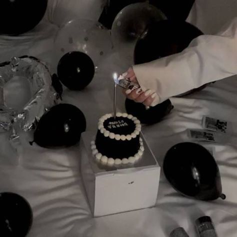 Black Aesthetic Birthday Party, 18th Birthday Black Theme, Dark Birthday Photoshoot, Black Birthday Party Aesthetic, Black And White Birthday Photoshoot, Black Bday Cake, Bd Design, Notes Inspo, Bts Cake