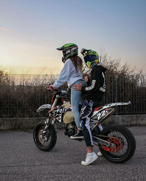 Pin von addison johnson auf Rally | Motorrad paar bilder, Motorrad paar, Motocross liebe Bike Themed Party, Dirt Bike Couple, Room Decor Girls Bedroom, Dirt Bike Cake, Motocross Couple, Dirt Bike Room, Bike Cake, Dirt Bike Party, Motocross Girls