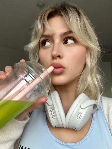 Selfie Model Poses, Smoothie Pictures Aesthetic, Greens Drink Aesthetic, Drinking Juice Box Pose Reference, Drinking Juice Pose, Holding Drink Pose Reference, Smoothie Girl Aesthetic, Smoothie Celery, Girl Asthetics