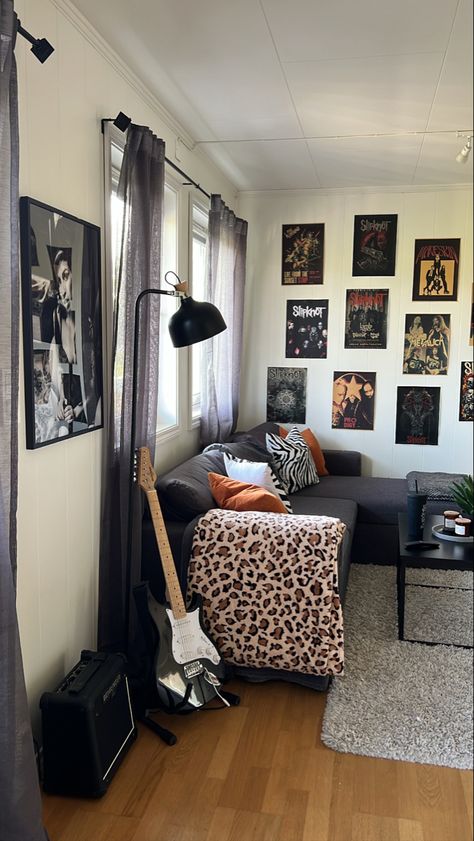 Rockstar Girlfriend Apartment, Rockstar Apartment Aesthetic, Goth Apartment Aesthetic, Y2k Apartment Aesthetic, Emo Apartment, Alt Living Room, Edgy Bedroom Decor, Punk Living Room, Grunge Apartment