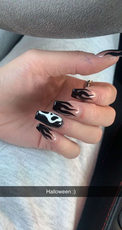 Nails Scream Nails Acrylic Coffin, Scream Nails Coffin, Halloween Aesthetic Nails Acrylic, Men In Black Nails, Black Horror Nails, Black Skeleton Nails, Scream Nail Ideas, Simple Scream Nails, Coffin Shaped Halloween Nails