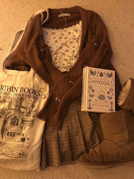 Autumn Acedamia Outfits, Lucycore Outfits, First Love Outfit, Samanthacore Outfits, Books Aesthetic Outfits, Fall Aesthetic Fits, Aethstetic Clothing, Cute Winter Clothes Aesthetic, Autumn Core Outfits