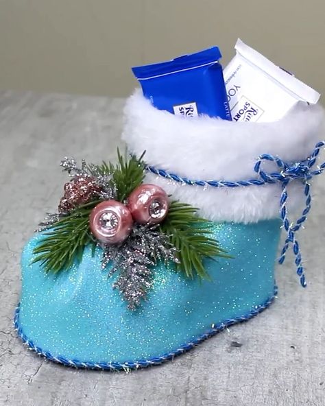 Diy Candy Ornaments Christmas, Christmas Shoes Diy, Flip Flop Craft, Christmas Fair Ideas, Diy Christmas Candy, Christmas Treats Holders, Christmas Boots, Diy Santa, Candy Ornaments