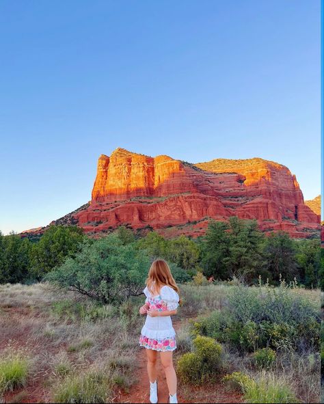 Hiking Instagram Pictures, Grand Canyon Outfit, Arizona Senior Pictures, Grand Canyon Pictures, Desert Photoshoot Ideas, Arizona Aesthetic, Hiking Pics, Senior Photoshoot Poses, Grand Canyon University