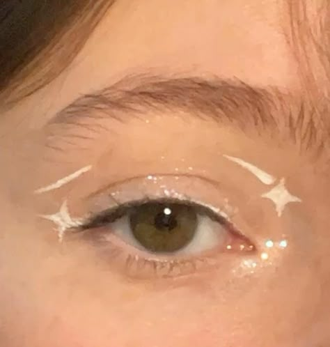 White Eyeliner Looks Alt, White Liner Eye Makeup, White Eyeliner Makeup Aesthetic, White Eyeliner Star Makeup, Star Graphic Liner Makeup, Cute White Eyeliner, Cute Eyeliner Looks Simple, Star Eyeliner Looks, Eye Star Makeup