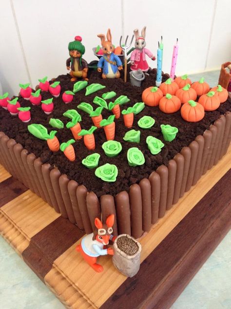 This Peter Rabbit birthday cake is so adorable--it looks just like McGregor's garden! Chocolate and carrots and pumpkins and more...delicious! The perfect birthday dessert for your child's Peter Rabbit themed party. Peter Rabbit Birthday Cake, Allotment Cake, Rabbit Birthday Cake, Garden Party Cake, Garden Party Cakes, Tårta Design, Peter Rabbit Cake, Peter Rabbit Birthday, Rabbit Birthday