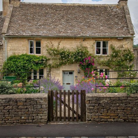 Stone Cottage Homes, British Cottage, English Country Cottages, Stone Cottages, Cottage Exterior, English Cottage Style, English Cottage Garden, Thatched Cottage, Dream Cottage