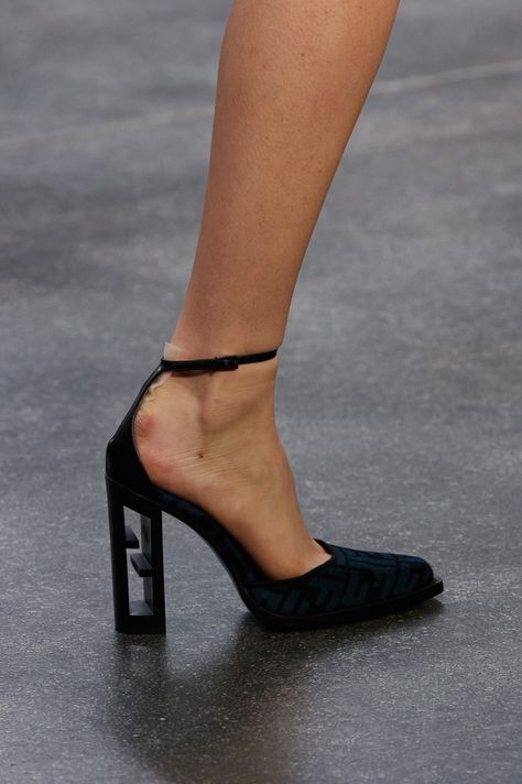 Fendi Fall 2022, Fendi Heels, Trending Heels, Walk In My Shoes, Black Accessories, Fendi Shoes, Runway Looks, Kinds Of Shoes, Fall 2022