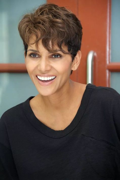 Hairstyles ideas for my hair Halle Berry Pixie, Halle Berry Hairstyles, Celebrity Pixie Cut, Hally Berry, Hair Evolution, Robin Wright, Fall Hair Cuts, Curly Pixie, Best Pixie Cuts