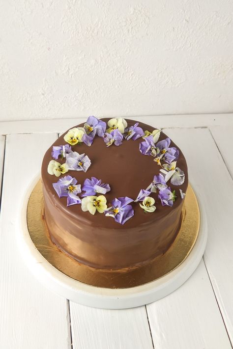 Edible flowers Cake With Flowers, Sponge Cakes, Baby Sprinkle, Edible Flowers, Sponge Cake, Pretty Cakes, Flower Cake, Sprinkles, Birthday Cake