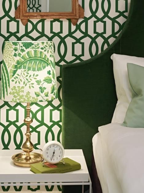 22 Modern Ideas Adding Emerald Green Color to Your Interior Design and Decor Green And White Bedroom, Green Headboard, Headboard Bedroom, Trellis Wallpaper, Velvet Headboard, Ideas Hogar, Chinoiserie Chic, Wallpaper Modern, Green Interiors