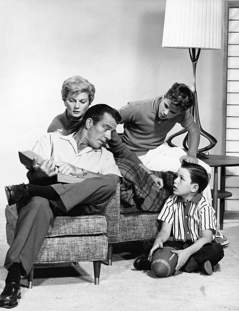 October 4, 1957 TV sitcom "Leave It to Beaver" debuts on CBS 1950s Family, Hugh Beaumont, Real Mccoys, Leave It To Beaver, Vintage Television, Shocking Facts, Classic Television, Old Shows, Great Tv Shows