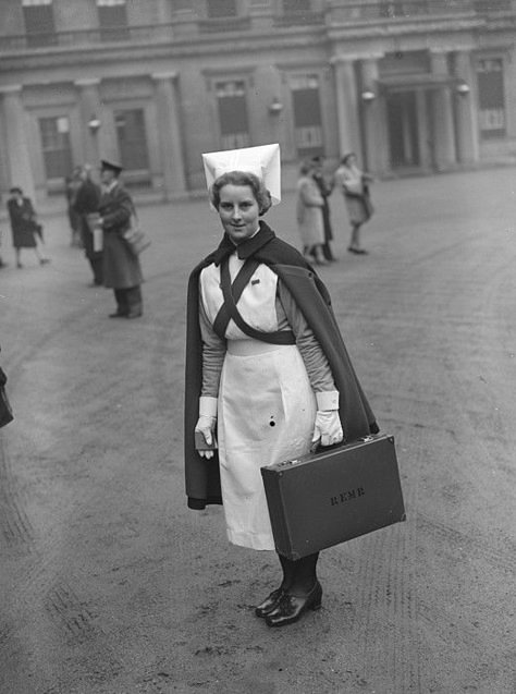 Nurse Ruby Rosser of Grove Park Hospital at Buckingham Palace, where she received the George Medal. Nurse Cape, Nurse Vintage, Radiology Humor, Vintage Nursing, Red Cross Nurse, Nurse Uniforms, Nursing History, Heart Costume, Professional Nurse