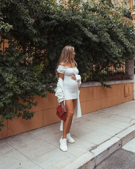 Pregnant In Vegas Outfit, Prego Outfits, Summer Pregnancy Outfits, Tiger Mist Dress, Pregnancy Belly Photos, Life In The City, Valentino Bag, Pretty Pregnant, Clothes For Pregnant Women