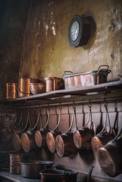 Eye For Design: Decorating With Copper Pots For An Old World French Kitchen Copper Pans Hanging, Rustic Farmhouse Style Kitchen, Copper Pots And Pans, Old World Kitchens, Vintage Copper Pots, Country Kitchen Designs, Lovely Kitchen, Kitchen Hanging, French Country Kitchens