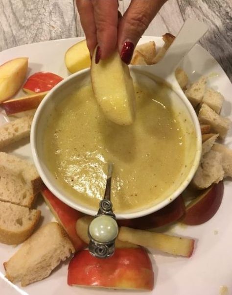 9 Vegan Fondue Recipes for the Perfect Plant Based Cheese Party Vegan Cheese Fondue, Cheese Fondue Recipes, Vegan Fondue, Cheese Fondue Party, Crusty French Bread, Bread Dipping, Fondue Recipes Cheese, Cooking Onions, Creamy Pasta Sauce