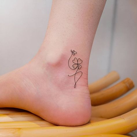 25 Feminine Clover Tattoo Ideas For Luck And Charm Small Four Leaf Clover Tattoo, Celtic Clover Tattoos, Clover Tattoo Ideas, Shamrock Tattoo, Leaf Clover Tattoo, Lucky Tattoo, Four Leaf Clover Tattoo, Luck Tattoo, Clover Tattoo