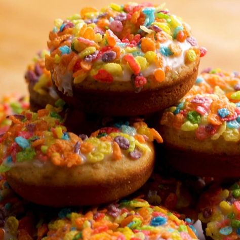 Fruity Cereal Donuts Recipe by Tasty Cereal Donuts Recipes, Cereal Donuts, Beignets Cuits, Baked Caramel Apples, Gif Recipes, Making Donuts, Fruit Cereal, Baked Caramel, Cereal Dessert