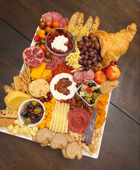 Turkey Cheese Tray, Thanksgiving Charcuterie Board Ideas, Thanksgiving Charcuterie Board, Fruit Turkey, Thanksgiving Charcuterie, Thanksgiving Fruit, Thanksgiving Cornucopia, Thanksgiving Snacks, Charcuterie Board Ideas