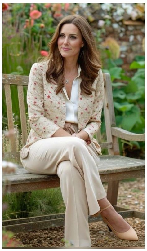 Kate Middleton Blouse, Catherine Princess Of Wales Style, Kate Middleton Style Casual, Kate Middleton Summer, Kate Middleton Model, Kate Middleton Style Outfits, Princess Kate Style, Princesse Kate Middleton, Looks Kate Middleton