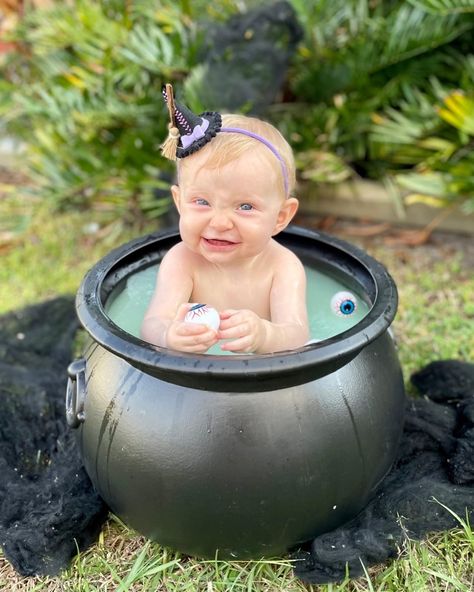 Toddler Halloween Photoshoot Ideas, Spooky Baby Photoshoot, Halloween Half Birthday, Halloween Baby Photoshoot Ideas, Toddler Halloween Photoshoot, October Baby Photoshoot, Halloween Photoshoot Baby, Baby Halloween Photoshoot, Halloween Baby Photoshoot