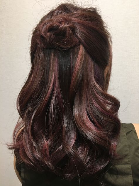 Rose Gold Hair Color Brown Hair With Lowlights, Gold Highlight, Rose Gold Highlights, Gold Hair Colors, Hair Color Rose Gold, Red Highlights, Dark Brown Hair Color, Winter Hair Color, Looks Party