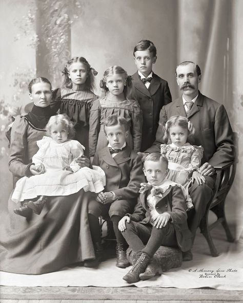 Old Family Portraits, 60s Photos, Historical Pics, Victorian Life, Change Your Perspective, Victorian Photos, S Art, Historical Pictures, Edwardian Era