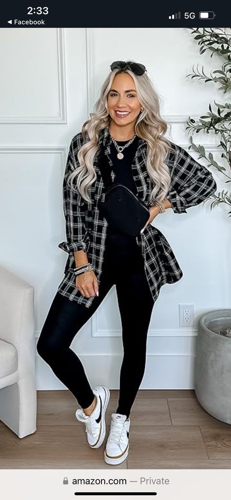 Hairdresser Outfit Work Black, Trendy Hairstylist Outfits, Hair Stylist Outfits Work Wear, Outfits For Hairstylists, Salon Outfits, Hair Stylist Outfit, Stylist Outfit, Outfit Work, Hair Appointment