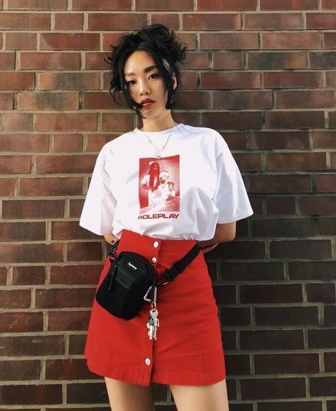 𝔲𝔤𝔩𝔶𝔤𝔬𝔬𝔫𝔰 Estilo Vans, Red Denim Skirt, Mode Ulzzang, Skater Girl Outfits, Rock Outfit, Red Skirt, Looks Street Style, Tumblr Fashion, Outfit Trends