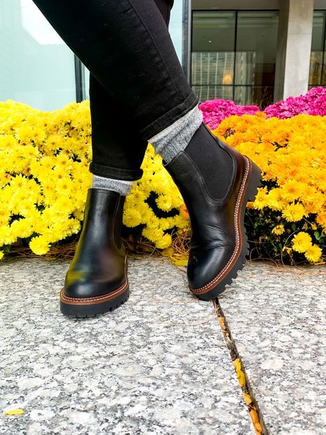 Caslon Chelsea Boot Outfit, Styling Black Ankle Boots, Chelsea Boots Socks, Shiny Black Boots Outfit, Winter Outfits With Chelsea Boots, Black Chelsea Boots Outfit Winter, Plus Size Chelsea Boots Outfit, Chelsea Boots Leggings Outfit, Chelsea Boots Aesthetic