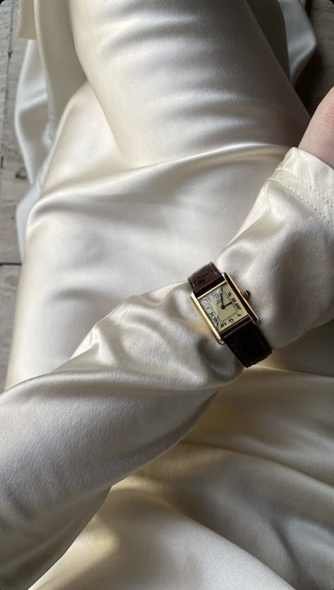 Cartier Gold Watch, Vintage Cartier Watch, Bridal Era, Chic Outfits Classy, Cyberpunk Clothes, Diamond Bracelet Design, Trendy Watches, Sophisticated Outfits, Cartier Panthere