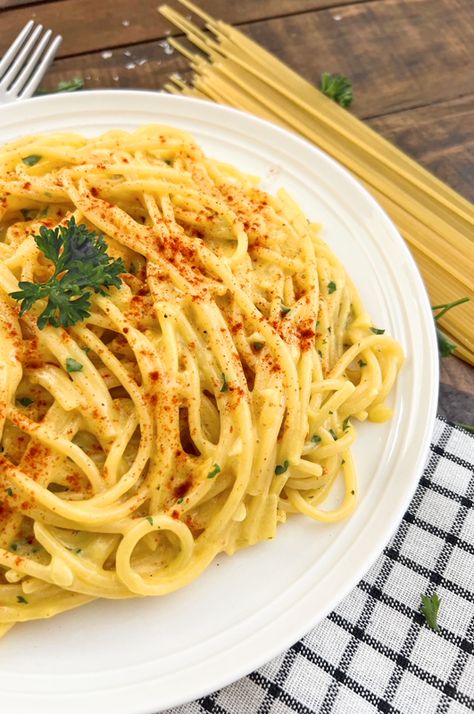 Creamy Saffron Spaghetti | CRAZY Delicious 20 Minute Pasta Recipe Saffron Pasta Recipe, Saffron Pasta, Saffron Recipes, Joe Recipe, Lemon Pasta, Vegetarian Recipe, Pasta Lover, Spaghetti Recipes, Pasta Recipe