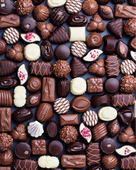 Coffee Bakery, Polycarbonate Chocolate Molds, Chocolate Photos, Chocolate Pictures, Chocolate Crunch, Chocolate Dreams, Chocolate Delight, I Love Chocolate, Moroccan Food