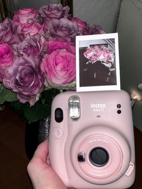 polaroid camera Insta Camera Fuji Instax Mini, Instapix Camera Pictures, Insta X Mini 11, Cute Camera Aesthetic, Instax Mini 11 Pink, Instax Mini 11 Aesthetic, Polaroid Camera Aesthetic, Instax Aesthetic, Polaroid Camera Ideas