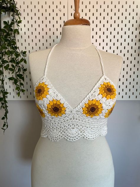 Designs Aesthetic, Chic Crochet, Crochet Festival, Crochet Crop Top Pattern, Crochet Tops Free Patterns, Crochet Clothing And Accessories, Crochet Vintage, Crochet Simple, Crochet Fashion Patterns