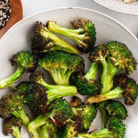 Air Fryer Broccoli Recipe - Love and Lemons Air Fryer Broccoli, Broccoli Side Dish, Broccoli Sauteed, Tostada Recipes, Recipes Southern, Tenderloin Roast, Clean And Delicious, Broccoli Recipe, Cooking Bacon