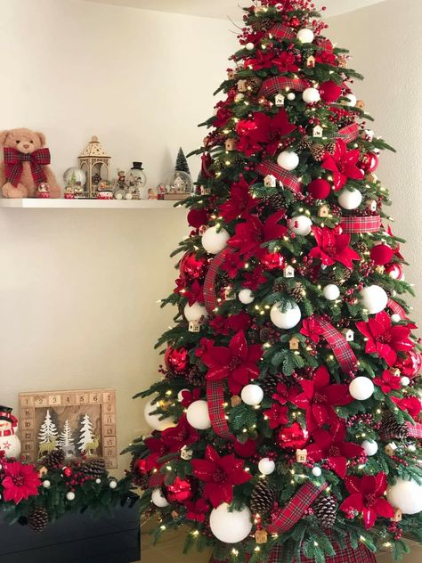 Christmas Trees Decorated With Poinsettias, Christmas Tree Ideas Poinsetta, Poinsettia Tree Decorations, Christmas Tree With Pointsettas, Poinsettia Christmas Tree Decorations, Red Poinsettia Christmas Tree, Christmas Tree Red And White, Poinsettia Decorations, Tree With Red Flowers