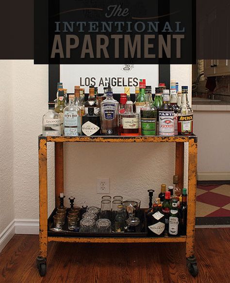 The Intentional Apartment: Assembling the Perfect Bar Cart Perfect Bar Cart, Industrial Bar Cart, Home Bar Sets, Design Darling, Vintage Bar Carts, Bar Vintage, Modern Rustic Homes, Industrial Bar, Starting Line