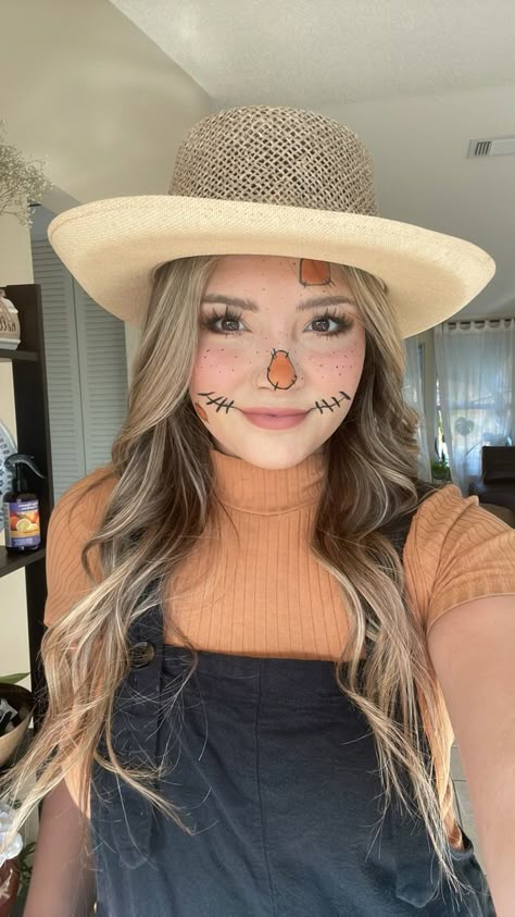 Scarecrow Day At School Outfit, Cute Scarecrow Make Up For Women, Scarecrow Costume Diy Women's Makeup, Easy Halloween Scarecrow Makeup, Diy Halloween Costumes Scarecrow, Scarecrow Cute Costume, Diy Adult Scarecrow Costume, Diy Cute Scarecrow Costume, Scarecrow Costume Diy Women's