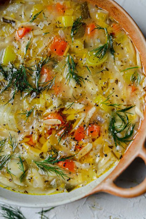 Orzo Leek and Dill Soup Minimalist Baker Soup Recipes, Vegetarian Recipes New Years Eve, Spring Soups Recipes, Polish Vegan Recipes, Polish Soup Recipes, Vegan Leek Recipes, Lemon Dill Soup, Uses For Dill, Clear Broth Soup Recipes