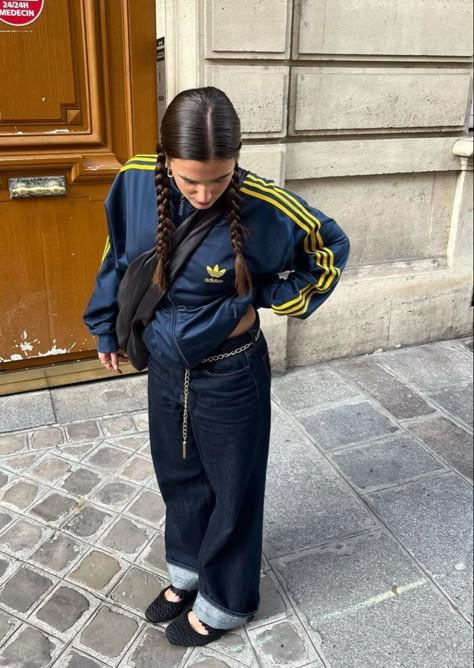 Adidas Jacket Outfit Street Style, Adidas Track Jacket Outfit, Adidas Outfit Ideas, Adidas Jacket Outfit, Outfit Ideas Adidas, Adidas Aesthetic, Aesthetic Adidas, It Girl Style, Cool Girl Aesthetic