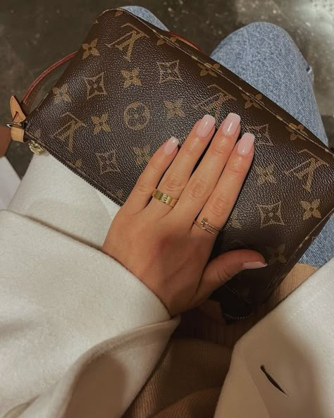 Lv Felicie Pochette Outfit, Pochette Accessories Outfit, Lv Pochette Accessories, Louis Vuitton Pochette Accessories, Louis Vuitton Aesthetic, Scandinavian Outfit, Fancy Store, Louis Vuitton Outfit, Brown Luxury