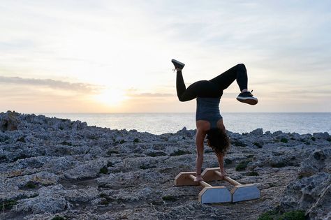 Female Calisthenics, Calisthenics Women, Fit Woman, Calisthenics Workout, 2023 Vision, Push Ups, By The Ocean, Workout Motivation, Handstand