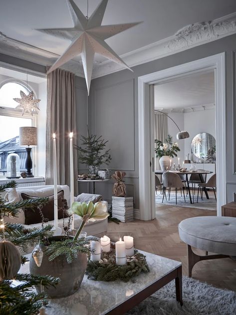 Denice renoverade lägenheten i pampig... | Leva & bo Classic Wall Design, Elegant Holiday Decor, Elegant Apartment, Minimalist Tree, Simple Ornaments, Flocked Tree, Contemporary Home Interior, Christmas Elegant, Live Christmas Trees