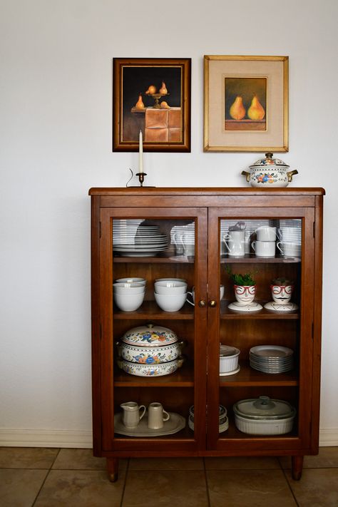 Vintage Crockery Cabinet, Living Room Showcase, China Cabinet Vintage, Boho China Cabinet Display, Old Showcase Makeover Indian, Wooden Crockery Unit Design, Painted China Cabinet Ideas, Cottagecore China Cabinet, Dish Cabinet